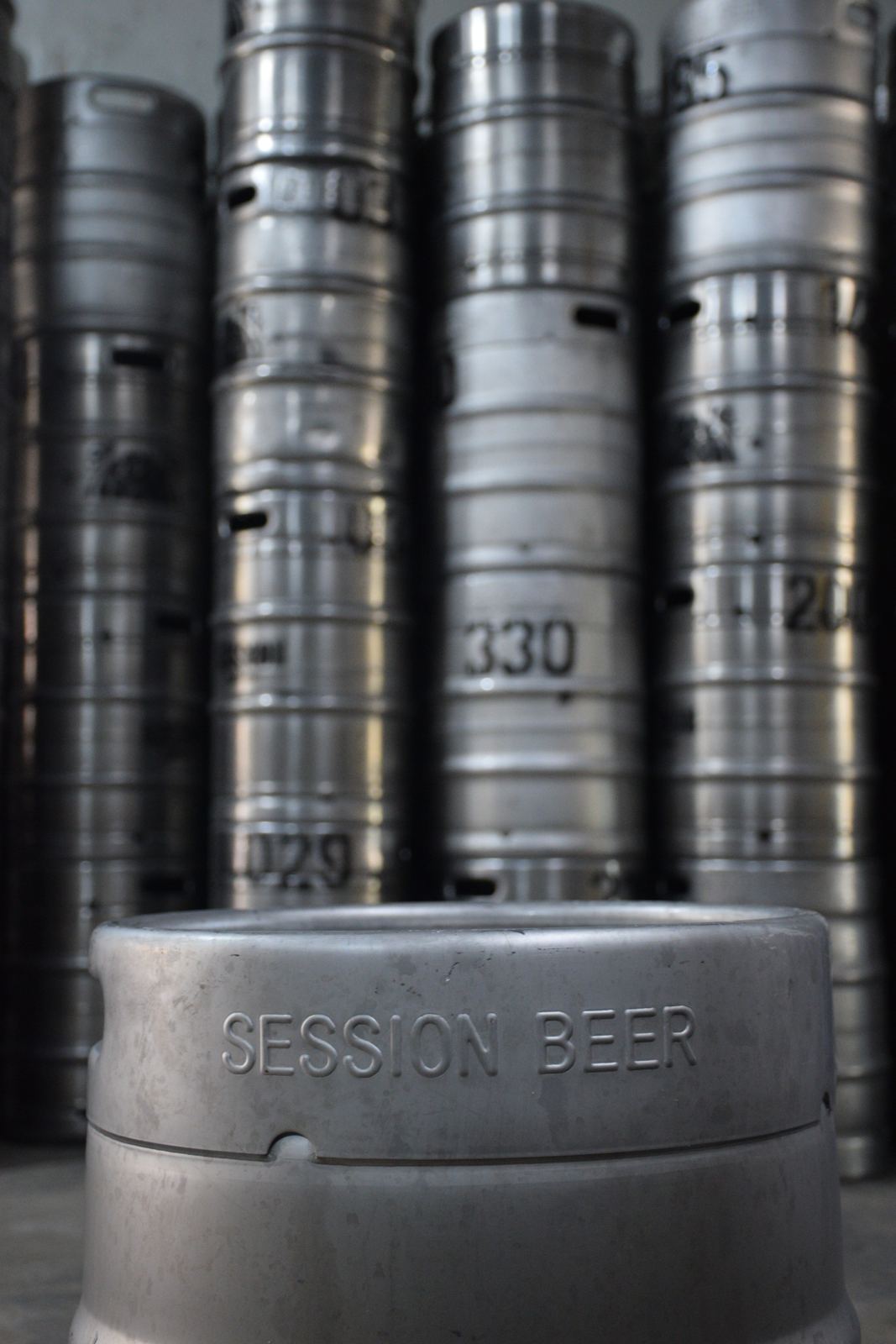 Barriles con el nombre de Session