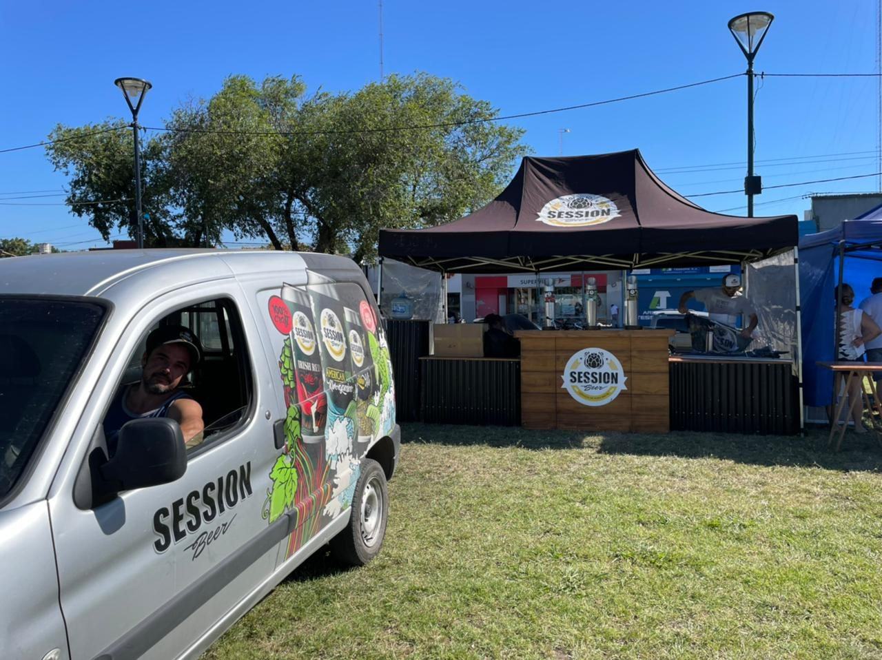 La camioneta de Session junto al stand