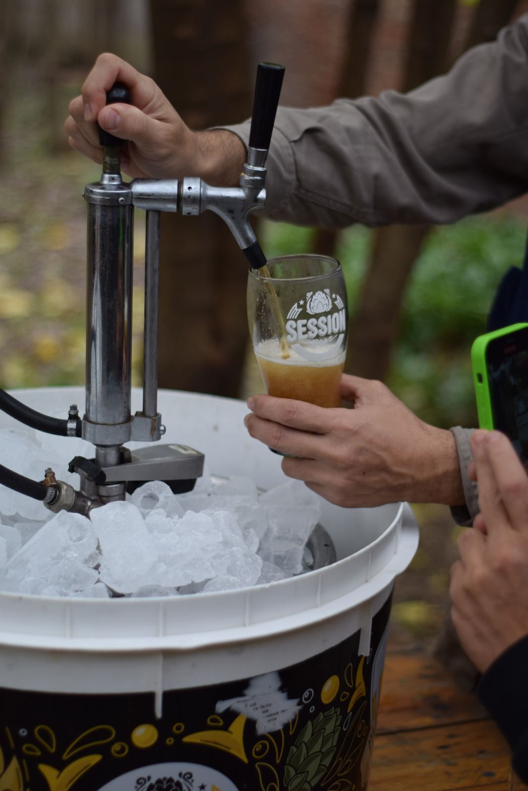 Tirando una cerveza de la chopera con hielo