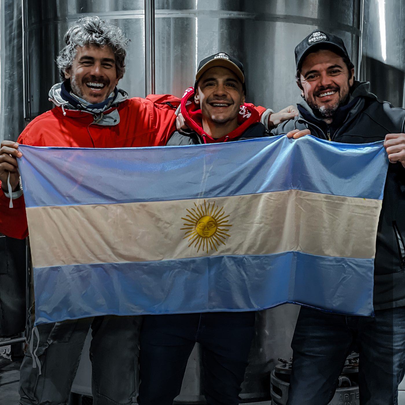El equipo de Session en la fábrica, con la bandera argentina