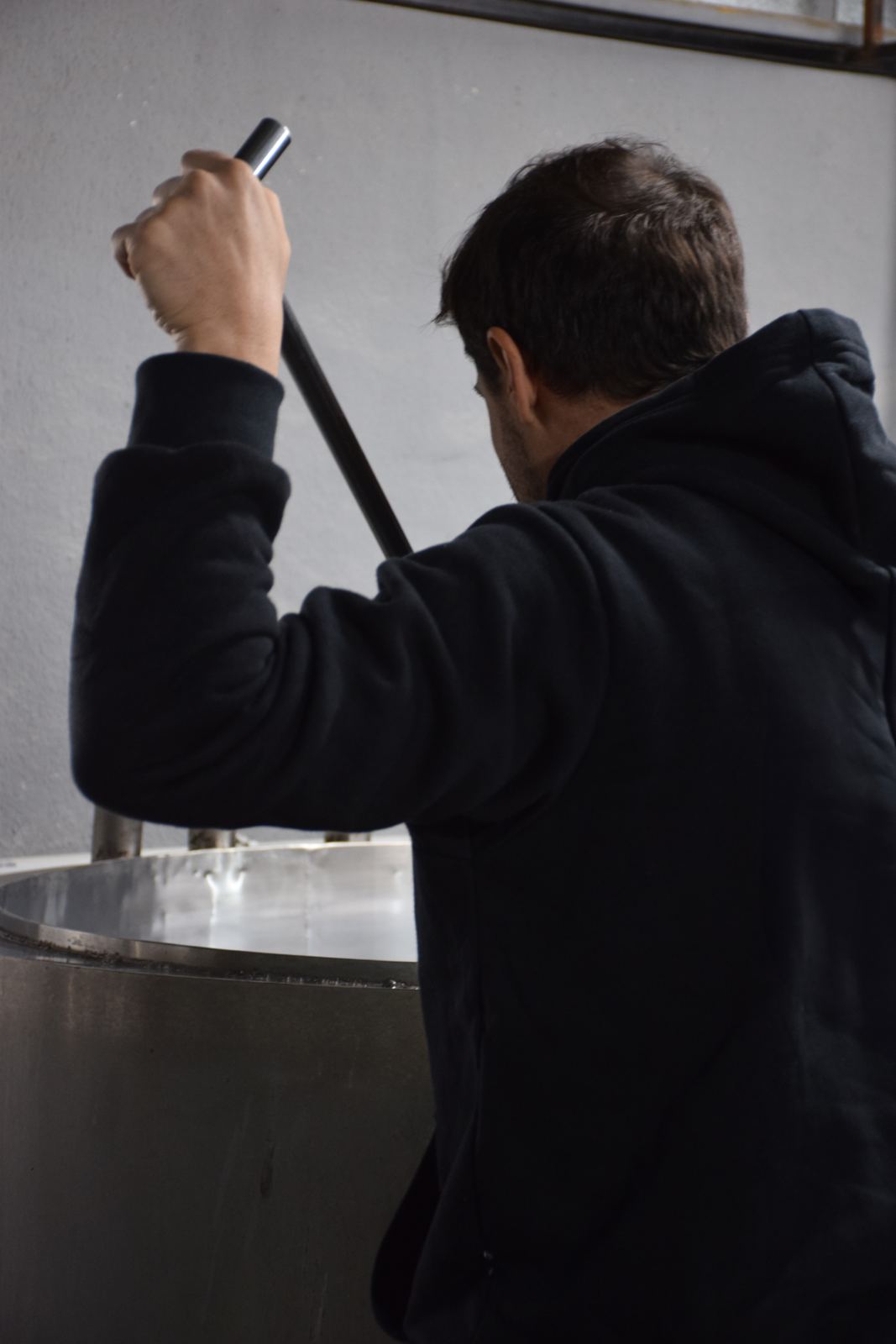 Revolviendo la olla en la fábrica