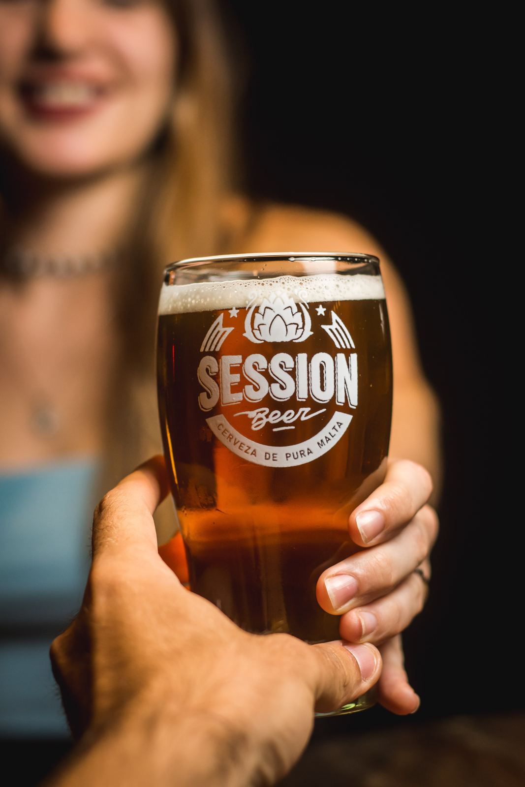 Un vaso de Session que pasa de mano en mano